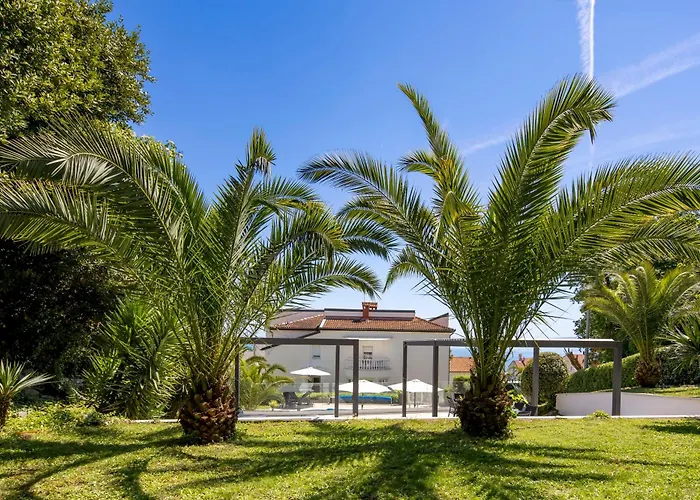 Garden With Pool شقة أوباتيا