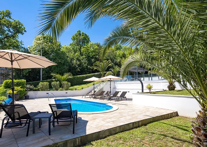 Garden With Pool *