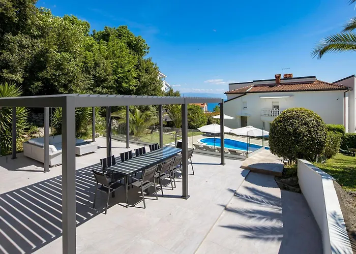 Garden With Pool شقة