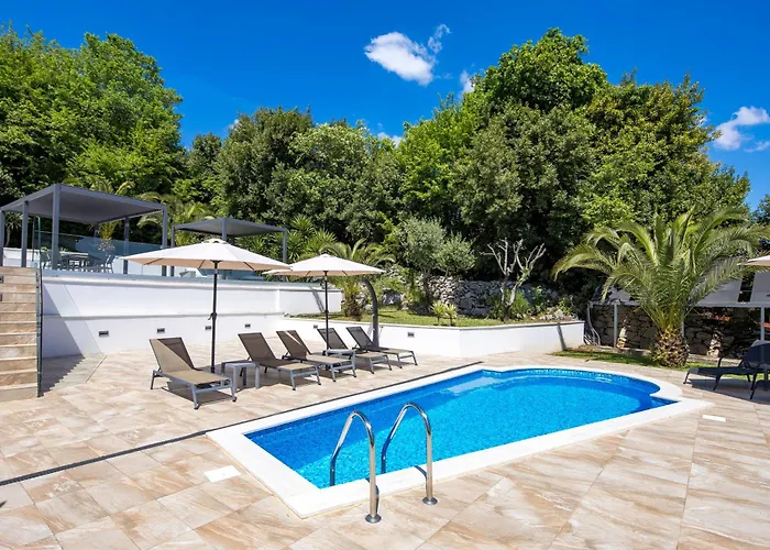 Garden With Pool شقة