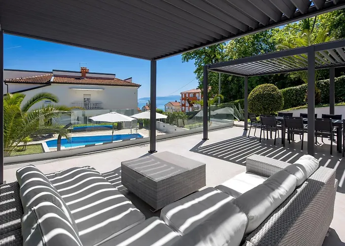 Garden With Pool شقة