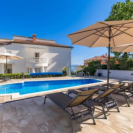 Garden With Pool 아파트 *