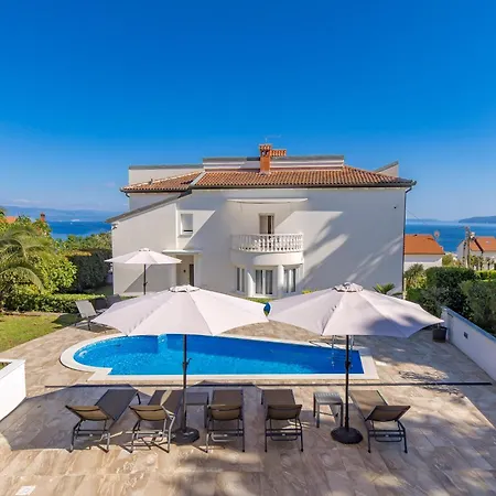 Garden With Pool 오파티아