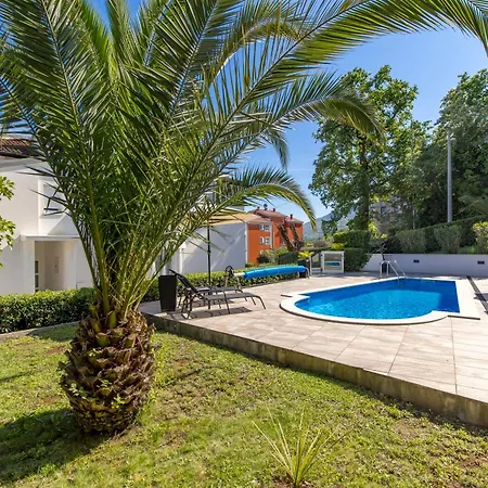 Garden With Pool Apartment