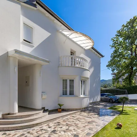 Garden With Pool 아파트 *