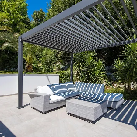 Garden With Pool * אופטיה