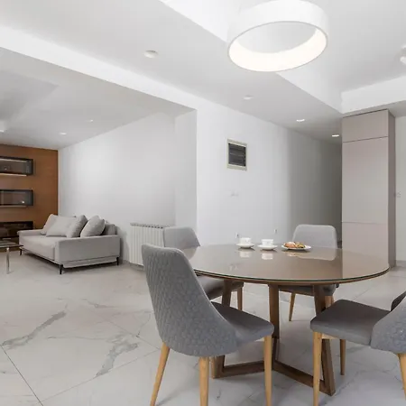 Garden With Pool Apartment *