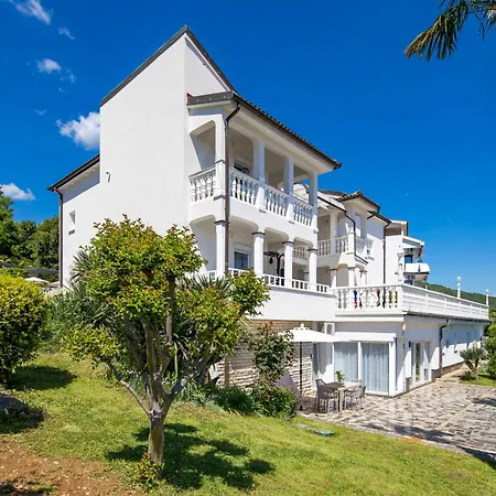 Apartment Garden With Pool *
