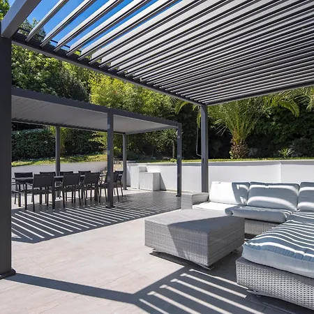 Garden With Pool 오파티아