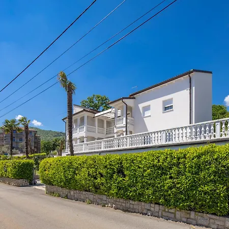 Garden With Pool 아파트