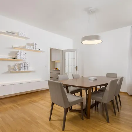 아파트 Garden With Pool