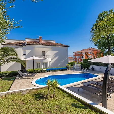 Garden With Pool דירה *