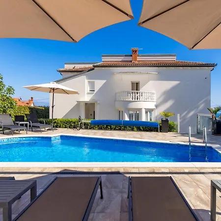 Garden With Pool * אופטיה
