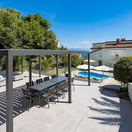 Garden With Pool Lejlighed