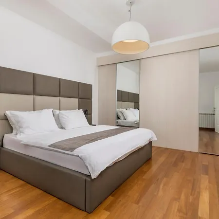 Apartment Garden With Pool