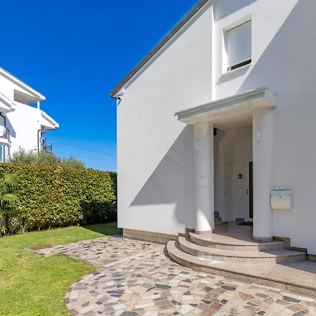 Garden With Pool 오파티아