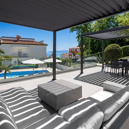 Garden With Pool Apartment