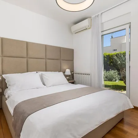 Garden With Pool 오파티아