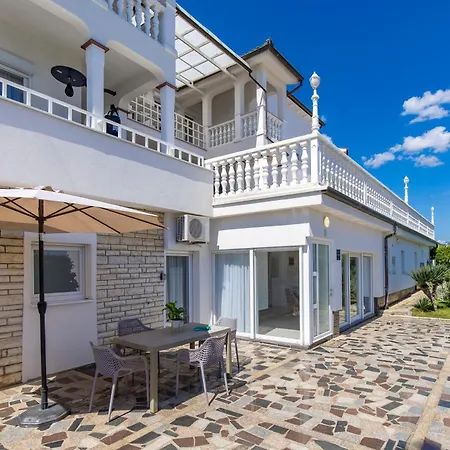 Garden With Pool Apartment