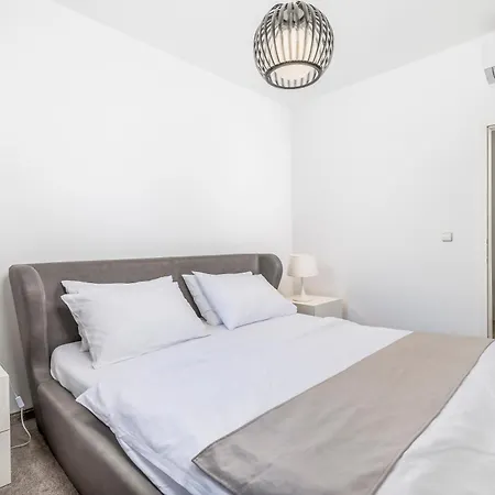 Garden With Pool 아파트 *