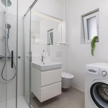 Garden With Pool 오파티아