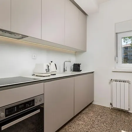 Garden With Pool Apartment