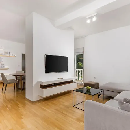 Garden With Pool Apartment *