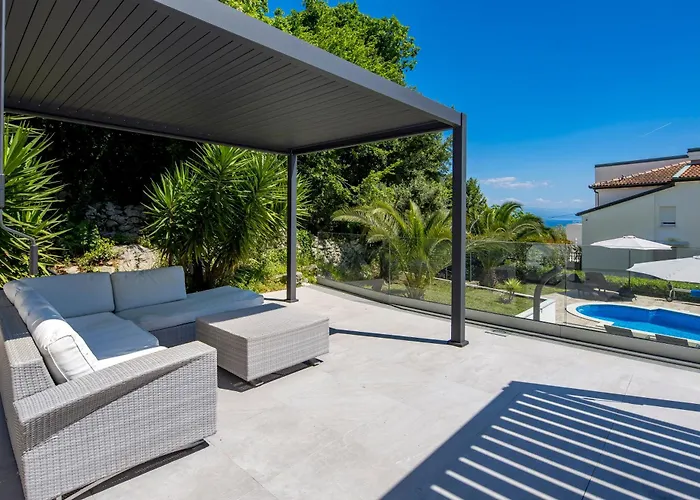 Garden With Pool *